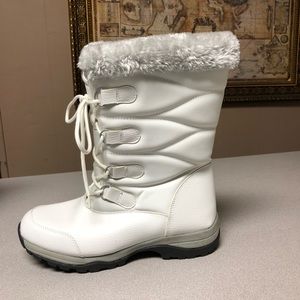 Women Quest thinsulate white winter boots size 9